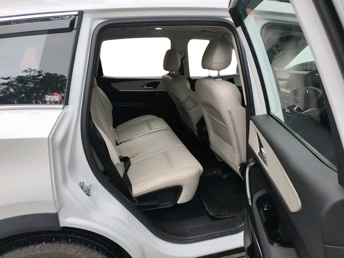 2024 Mahindra XUV700 AX 7 LUXURY P AT 7 STR, Petrol, Automatic, 11,489 km, interior