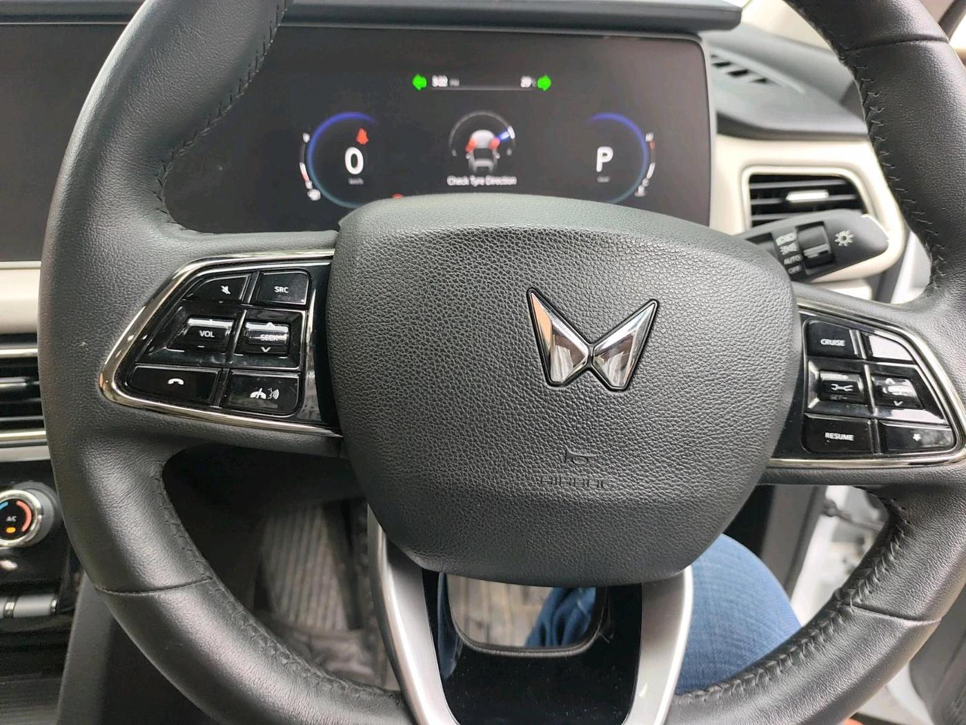 2024 Mahindra XUV700 AX 7 LUXURY P AT 7 STR, Petrol, Automatic, 11,489 km, interior
