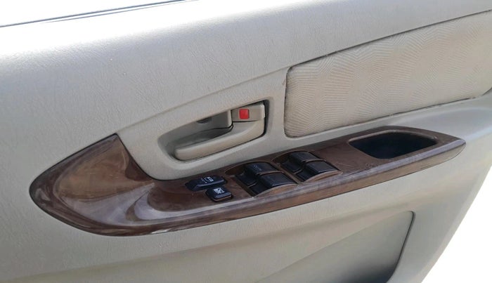 2013 Toyota Innova 2.5 GX 8 STR, Diesel, Manual, 1,71,570 km, interior