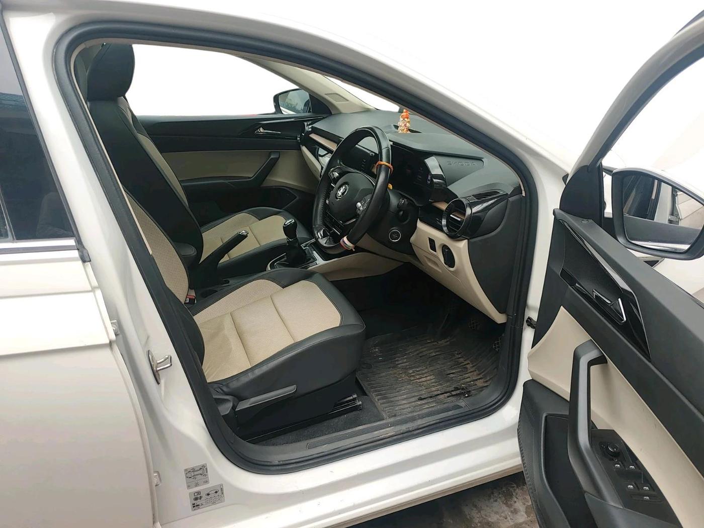 2022 Skoda SLAVIA STYLE 1.0L TSI MT, Petrol, Manual, 45,189 km, interior