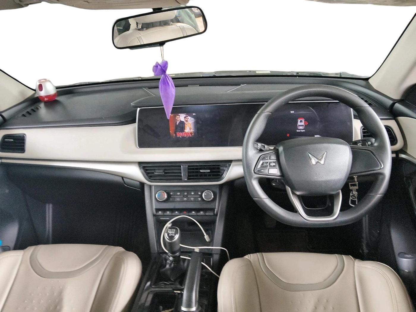 2022 Mahindra XUV700 AX 5 P MT 7 STR, Petrol, Manual, 81,754 km, interior