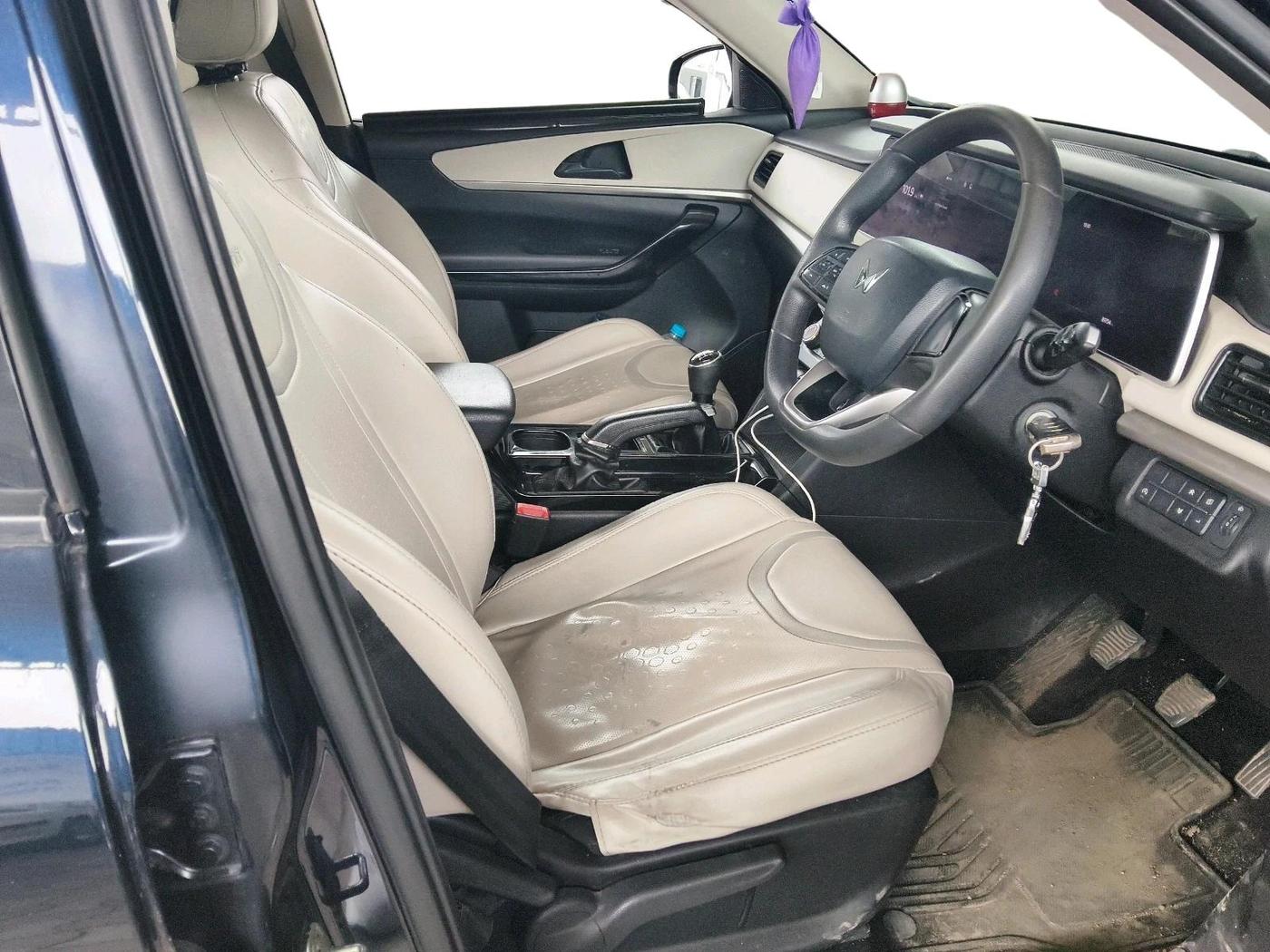 2022 Mahindra XUV700 AX 5 P MT 7 STR, Petrol, Manual, 81,754 km, interior
