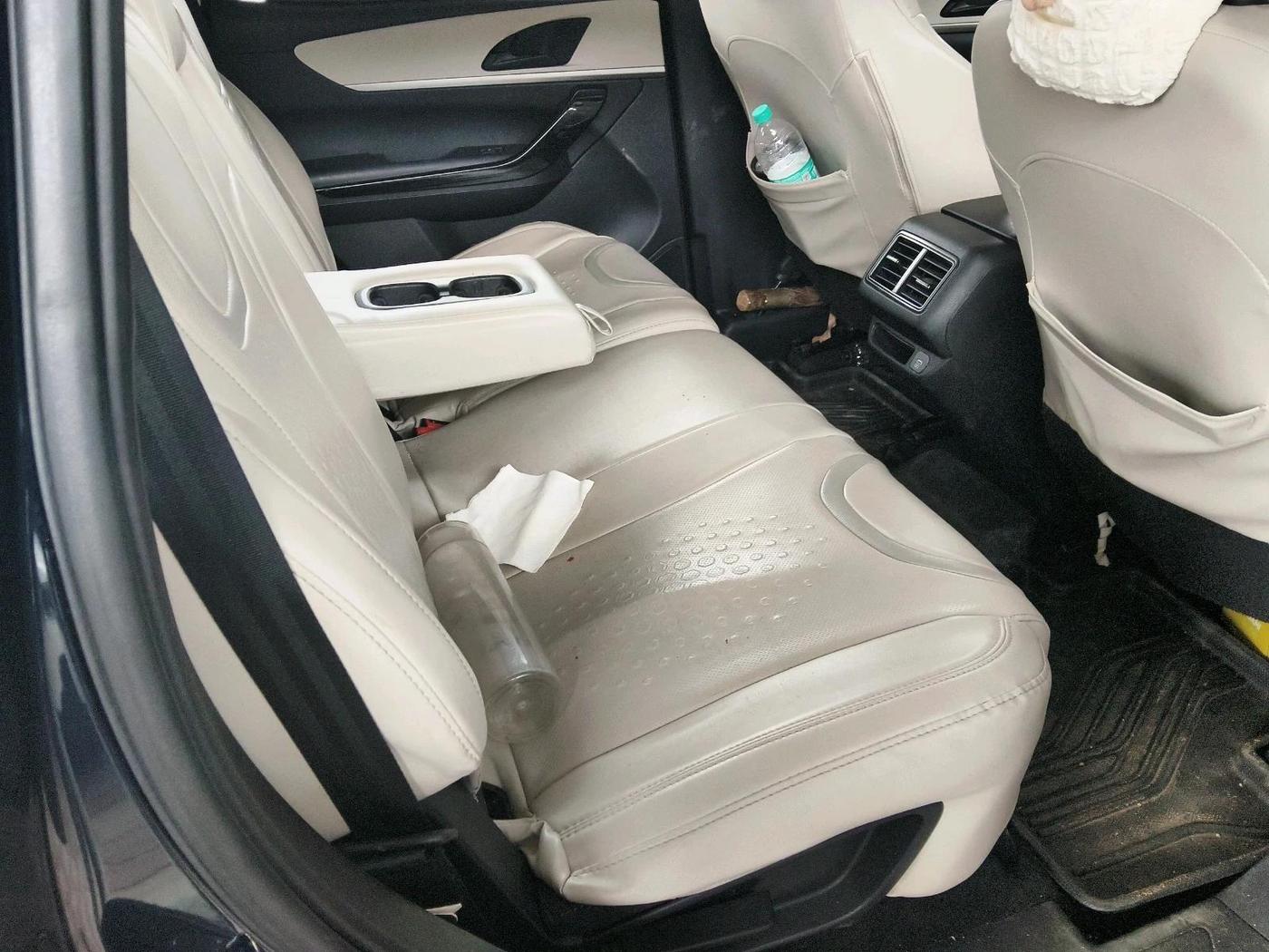 2022 Mahindra XUV700 AX 5 P MT 7 STR, Petrol, Manual, 81,754 km, interior