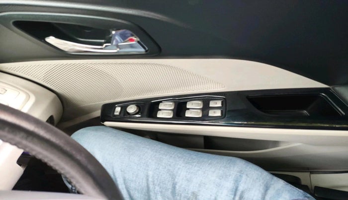 2019 Mahindra XUV300 W8 1.2 PETROL, Petrol, Manual, 26,317 km, interior