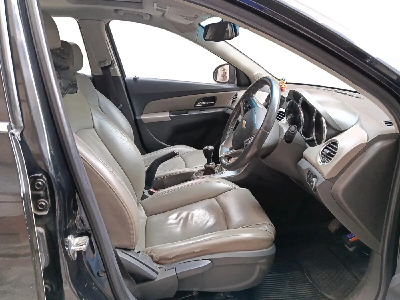 2010 Chevrolet Cruze LTZ, Diesel, Manual, 57,316 km, interior