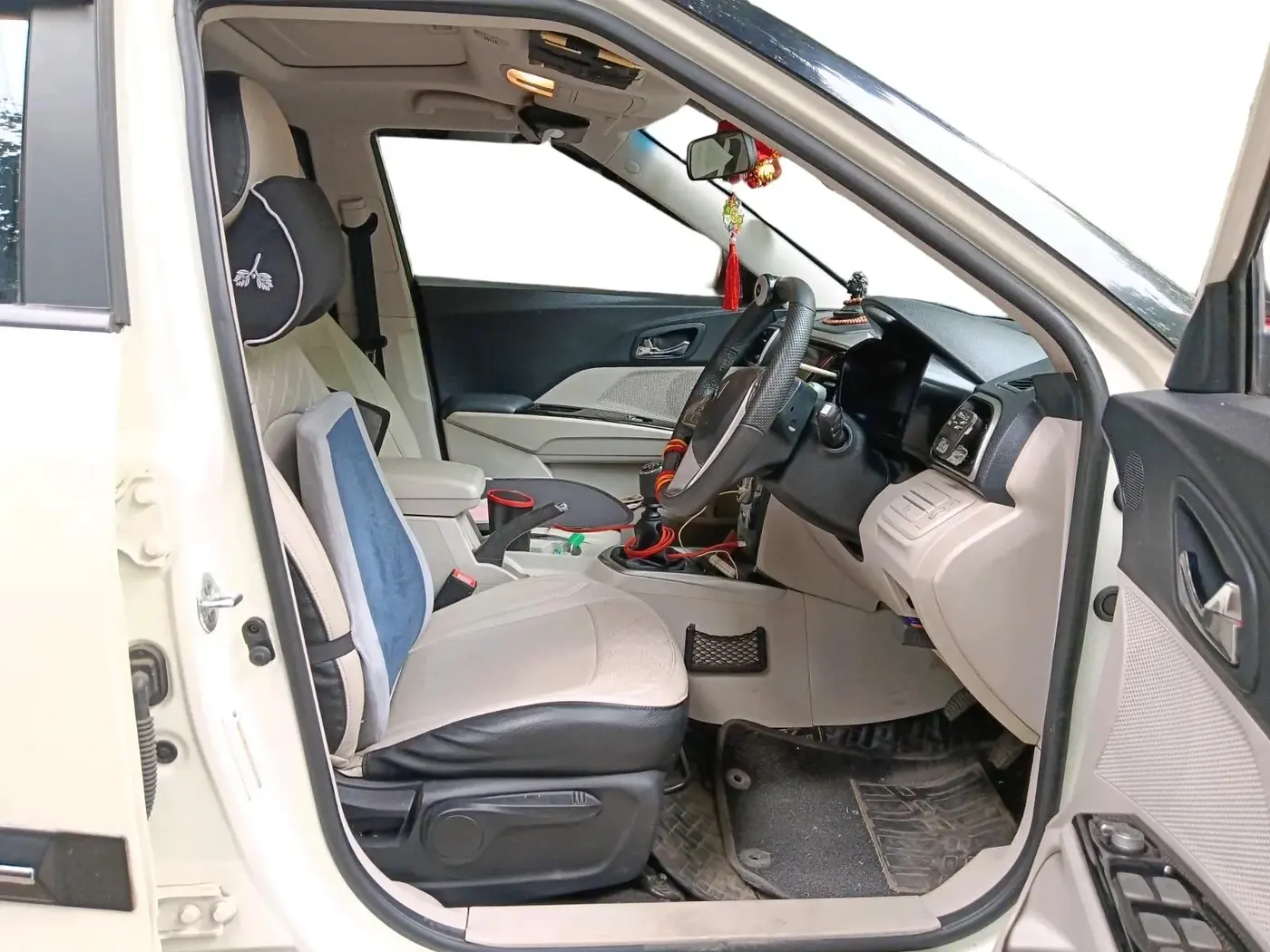 2023 Mahindra XUV300 W8 1.5 DIESEL, Diesel, Manual, 27,159 km, interior