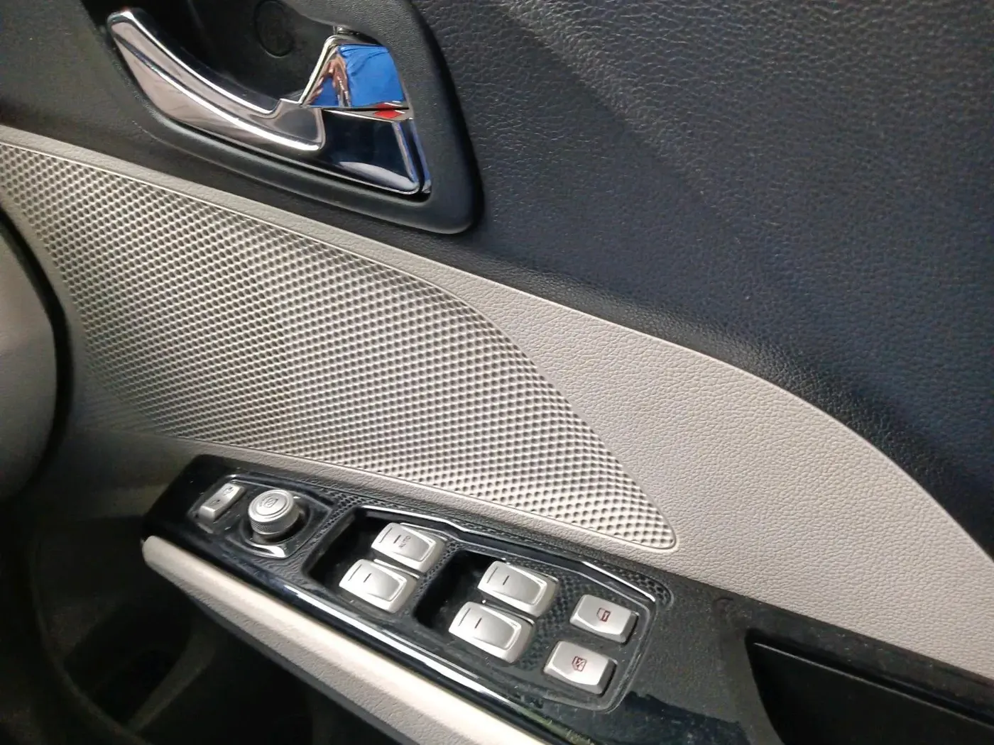 2023 Mahindra XUV300 W8 1.5 DIESEL, Diesel, Manual, 27,159 km, interior