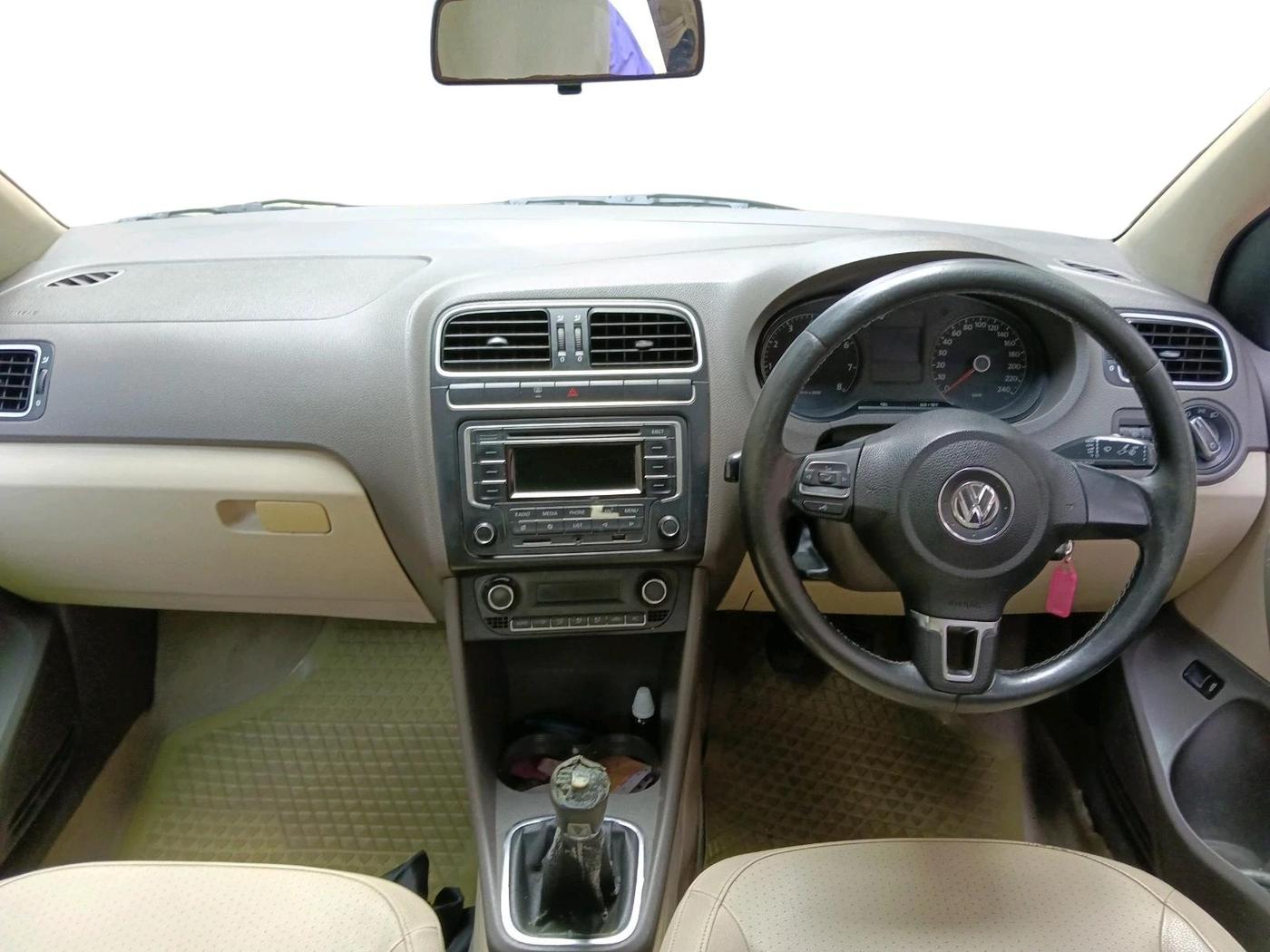 2013 Volkswagen Vento HIGHLINE 1.6 MPI, Petrol, Manual, 1,40,863 km, interior