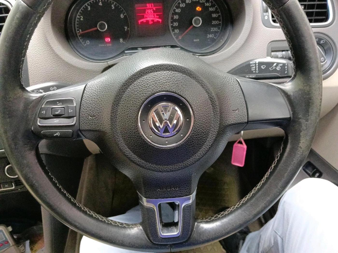 2013 Volkswagen Vento HIGHLINE 1.6 MPI, Petrol, Manual, 1,40,863 km, interior