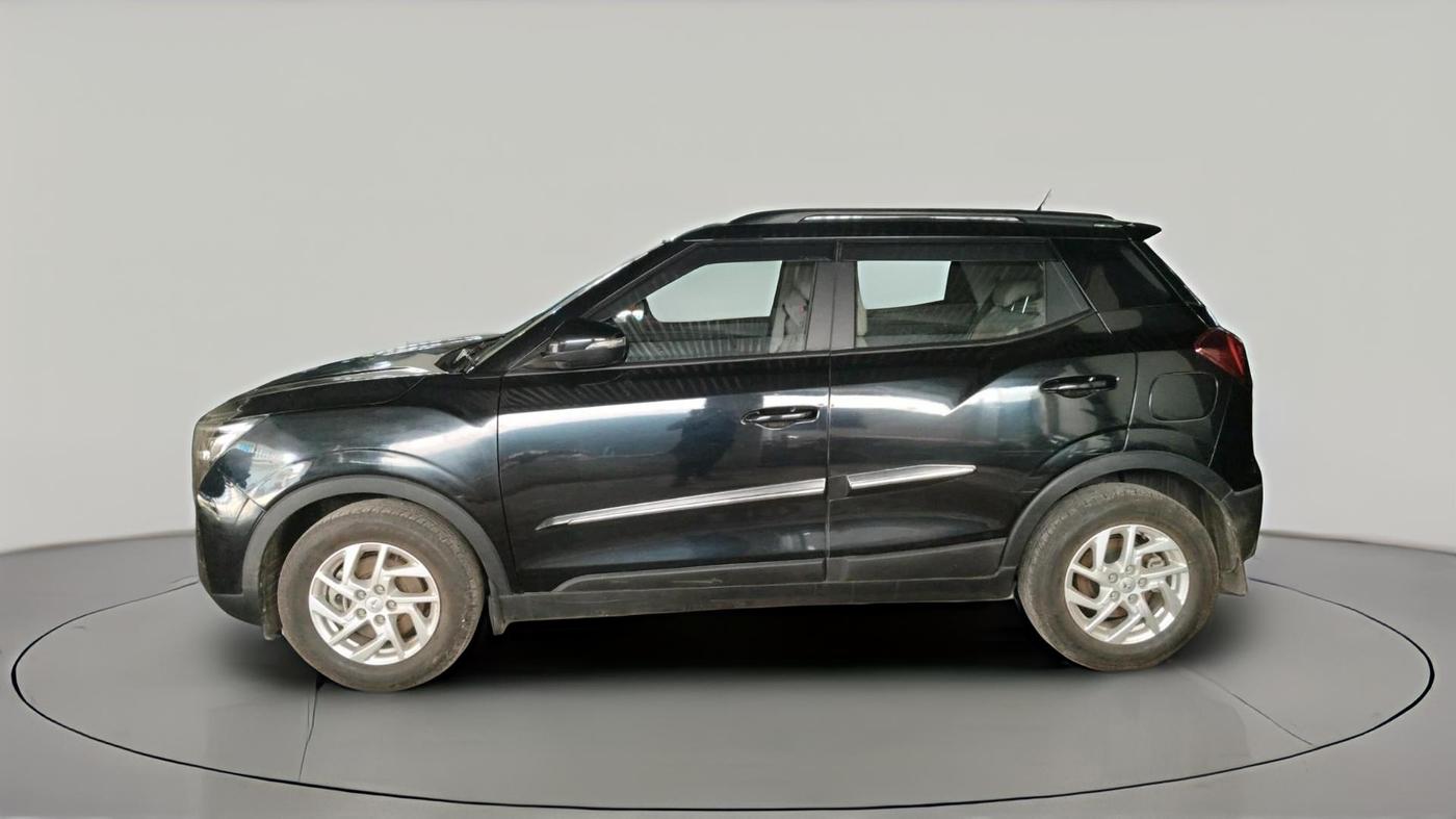 2023 Mahindra XUV300 W8 1.2 PETROL, Petrol, Manual, 29,865 km, exterior