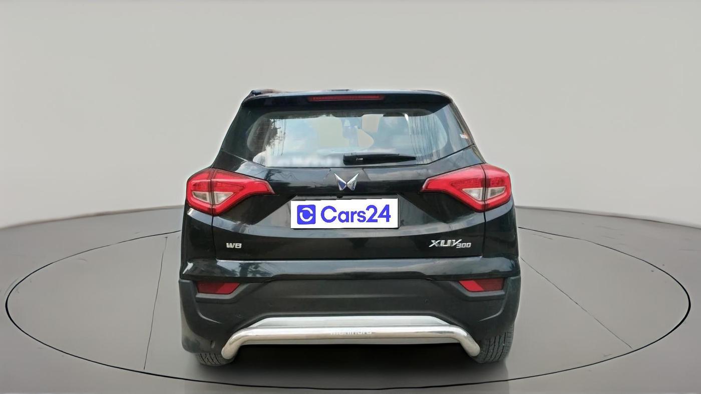 2023 Mahindra XUV300 W8 1.2 PETROL, Petrol, Manual, 29,865 km, exterior