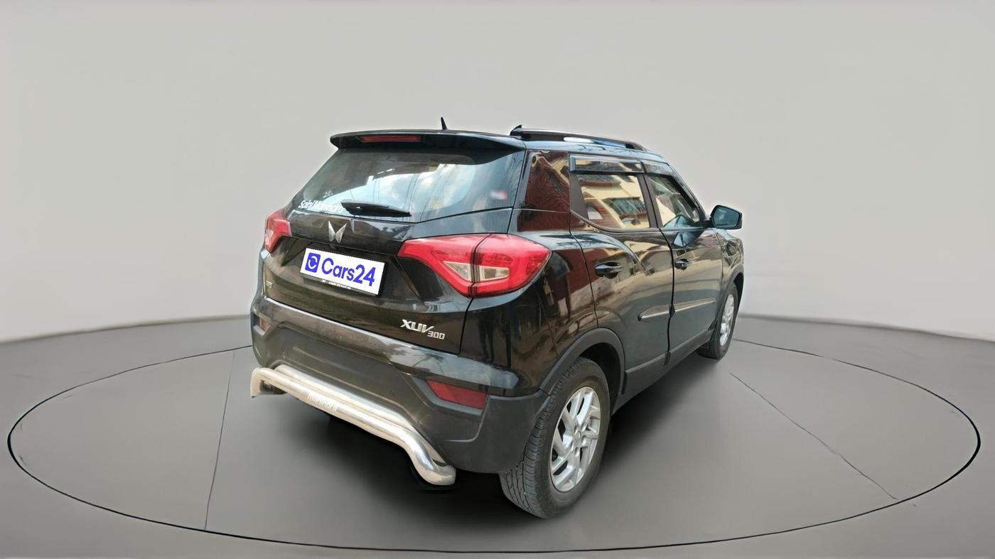 2023 Mahindra XUV300 W8 1.2 PETROL, Petrol, Manual, 29,865 km, exterior