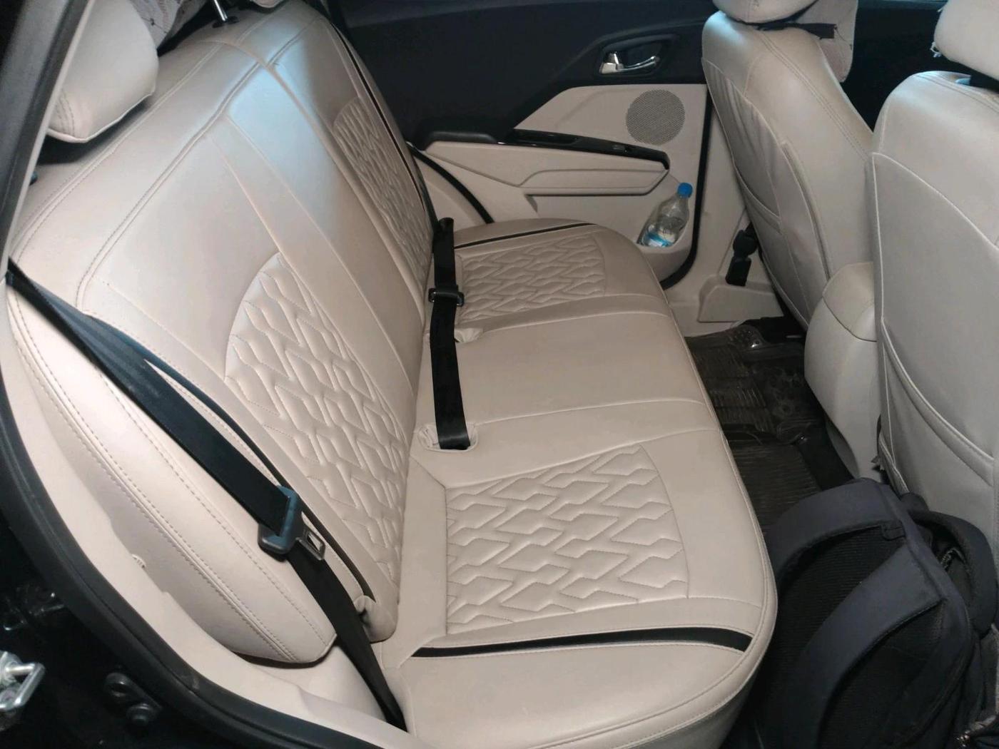 2023 Mahindra XUV300 W8 1.2 PETROL, Petrol, Manual, 29,865 km, interior