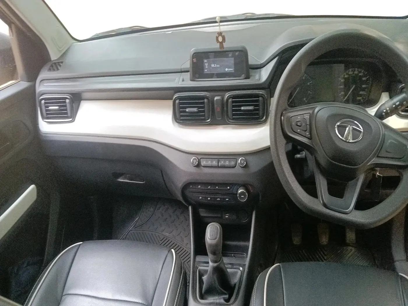 2022 Tata PUNCH PURE MT, Petrol, Manual, 8,370 km, interior