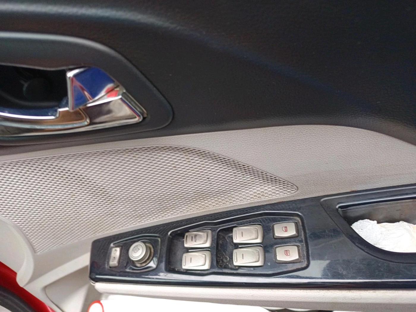 2020 Mahindra XUV300 W8 (O) 1.2 PETROL, Petrol, Manual, 74,959 km, interior