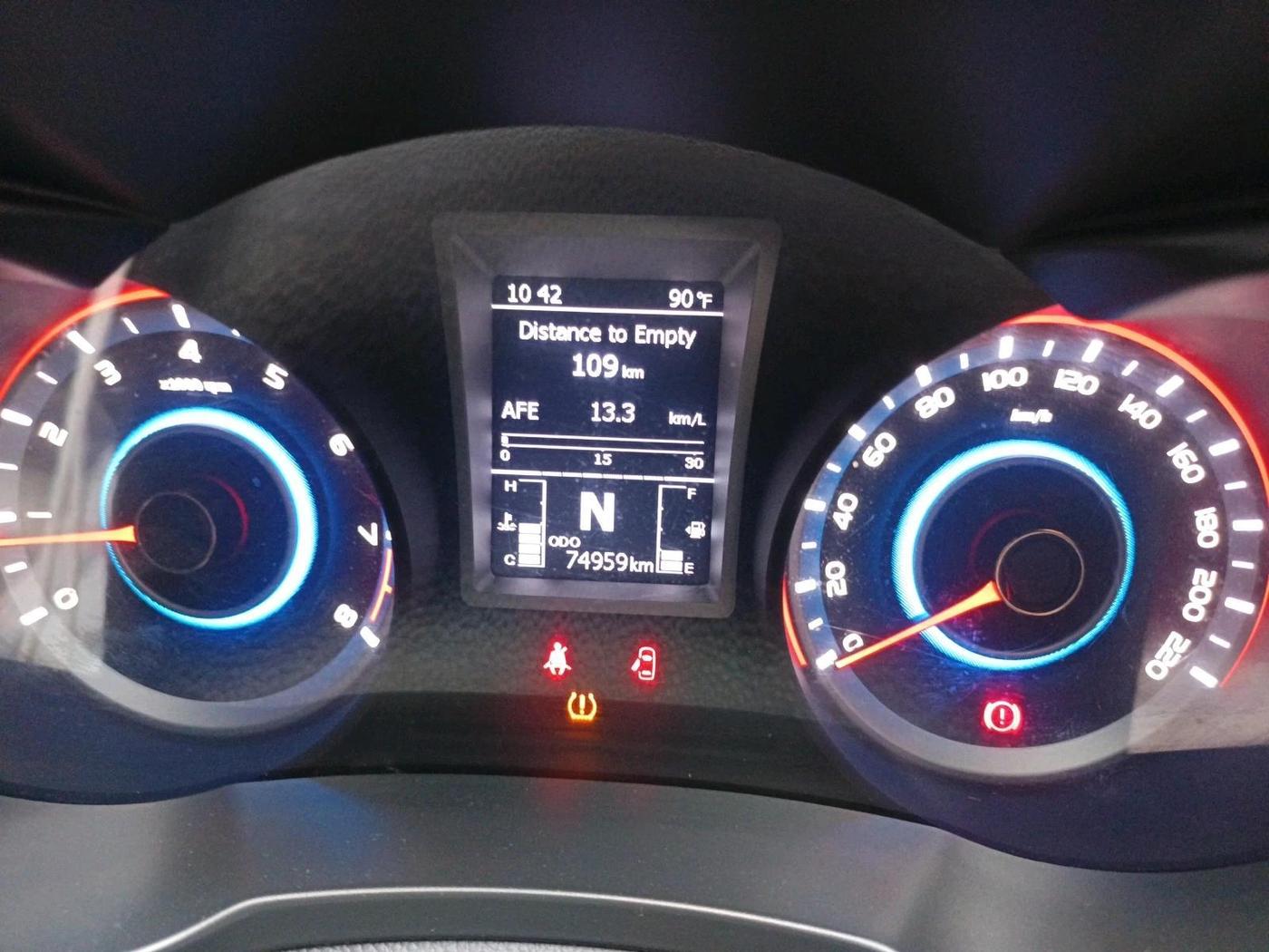 2020 Mahindra XUV300 W8 (O) 1.2 PETROL, Petrol, Manual, 74,959 km, interior