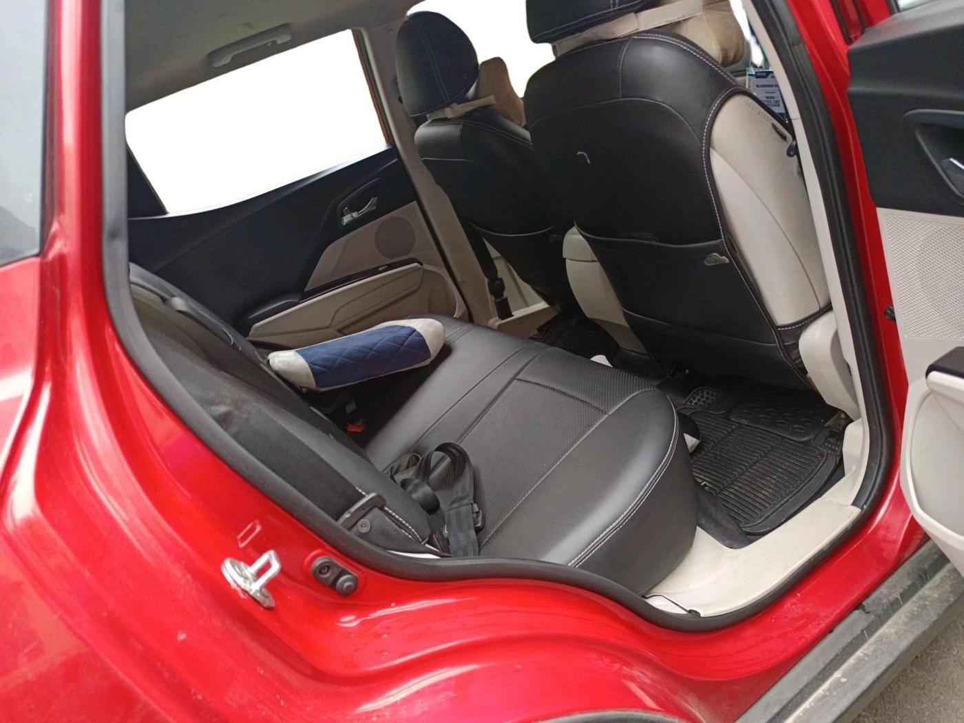 2020 Mahindra XUV300 W8 (O) 1.2 PETROL, Petrol, Manual, 74,959 km, interior