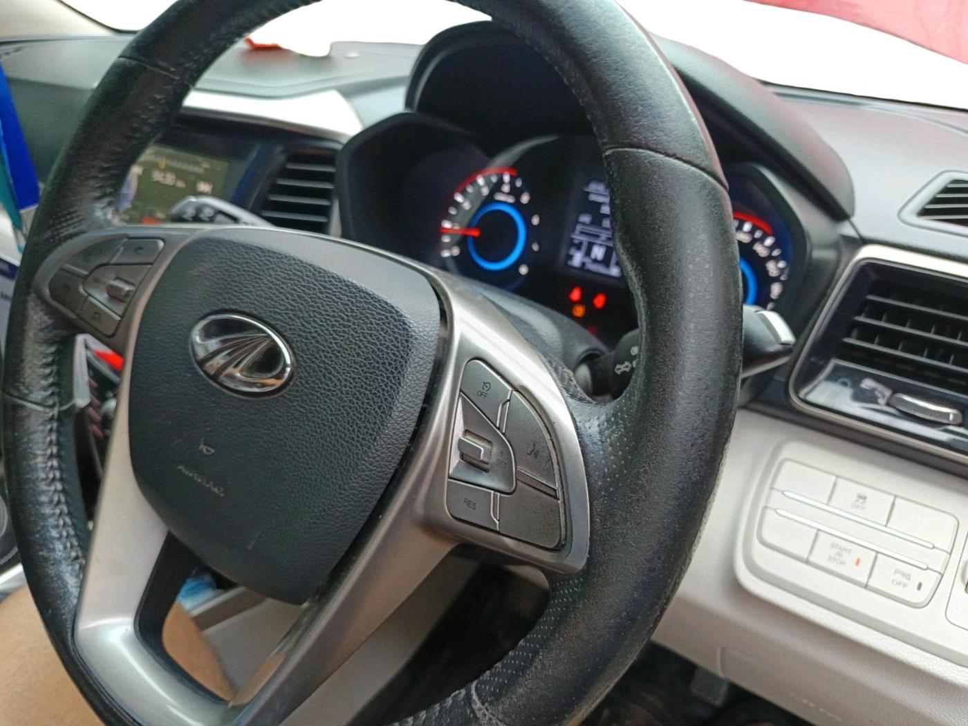 2020 Mahindra XUV300 W8 (O) 1.2 PETROL, Petrol, Manual, 74,959 km, interior