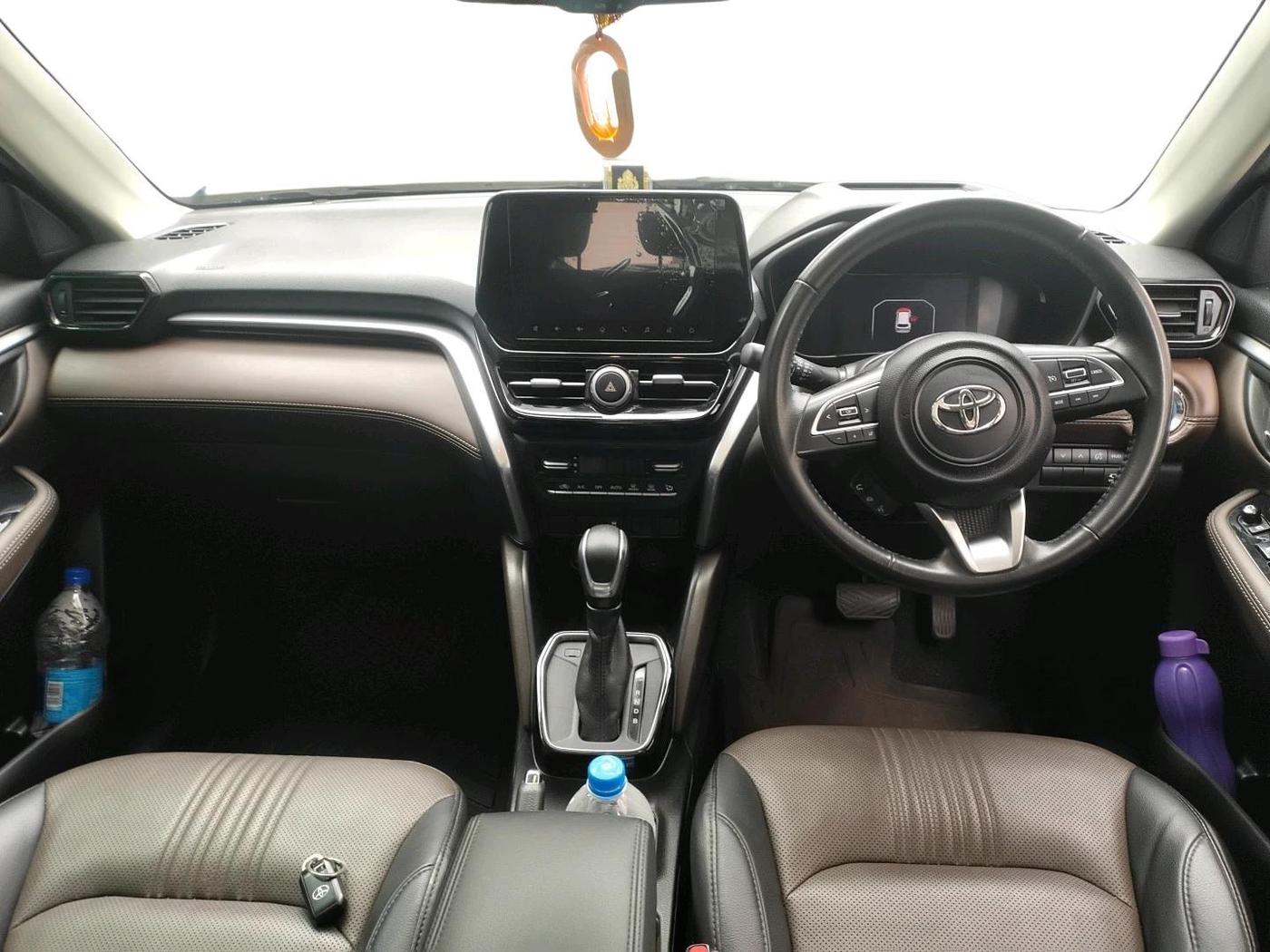 2024 Toyota URBAN CRUISER HYRYDER V HYBRID, Hybrid, Automatic, 19,478 km, interior