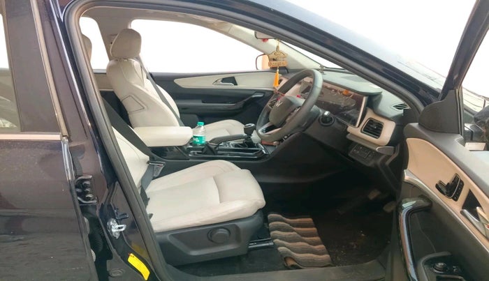 2024 Mahindra XUV700 AX 7 P MT 7 STR, Petrol, Manual, 3,397 km, interior