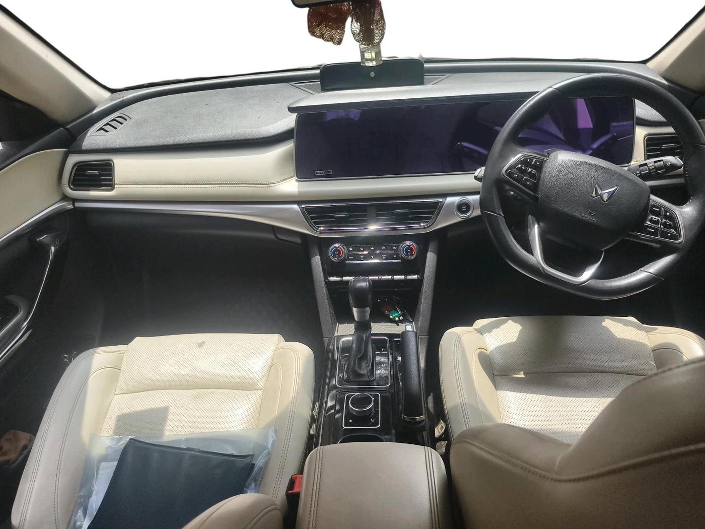 2024 Mahindra XUV700 AX 7 D AT 7 STR, Diesel, Automatic, 51,110 km, interior