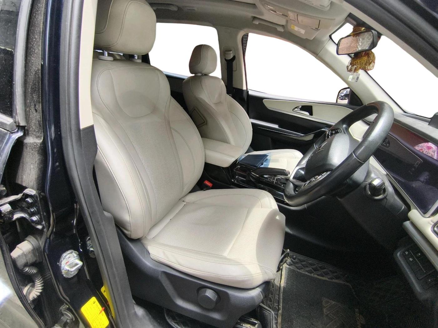 2024 Mahindra XUV700 AX 7 D AT 7 STR, Diesel, Automatic, 51,110 km, interior