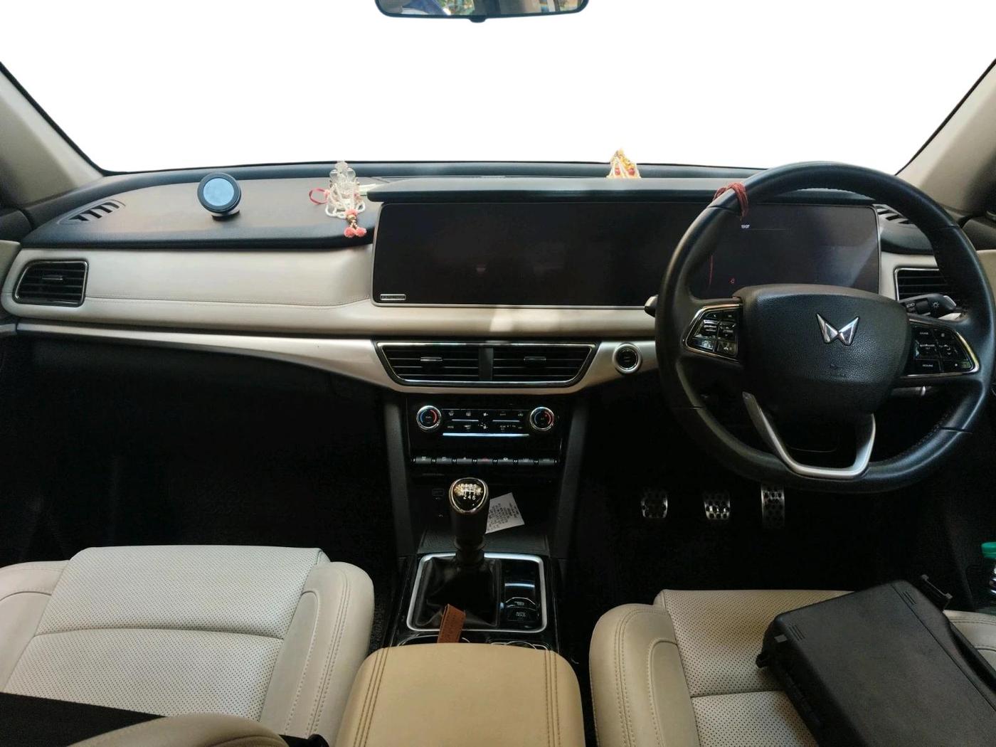 2024 Mahindra XUV700 AX 7 LUXURY D MT 7 STR, Diesel, Manual, 30,895 km, interior
