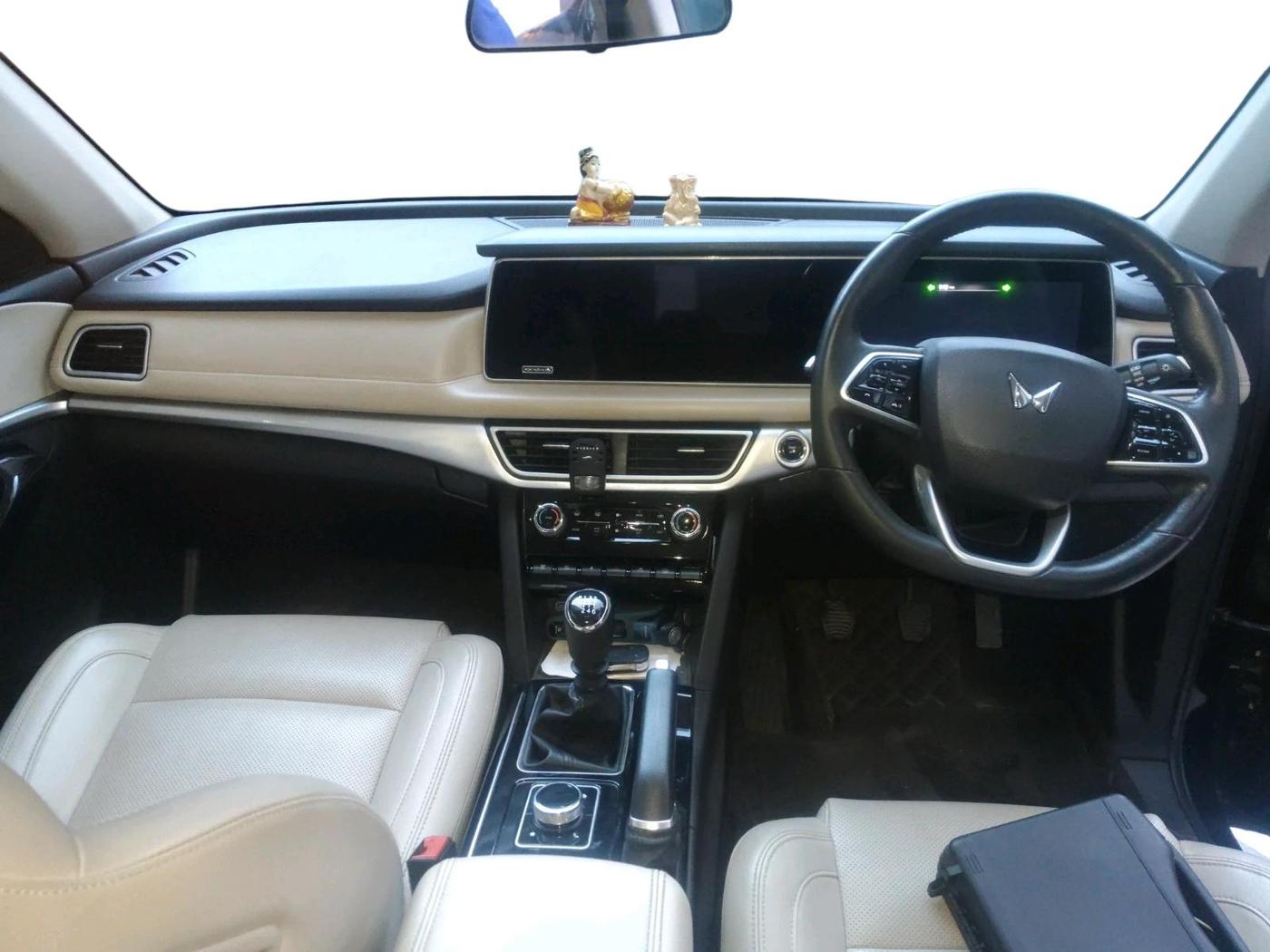 2023 Mahindra XUV700 AX 7 P MT 7 STR, Petrol, Manual, 22,409 km, interior