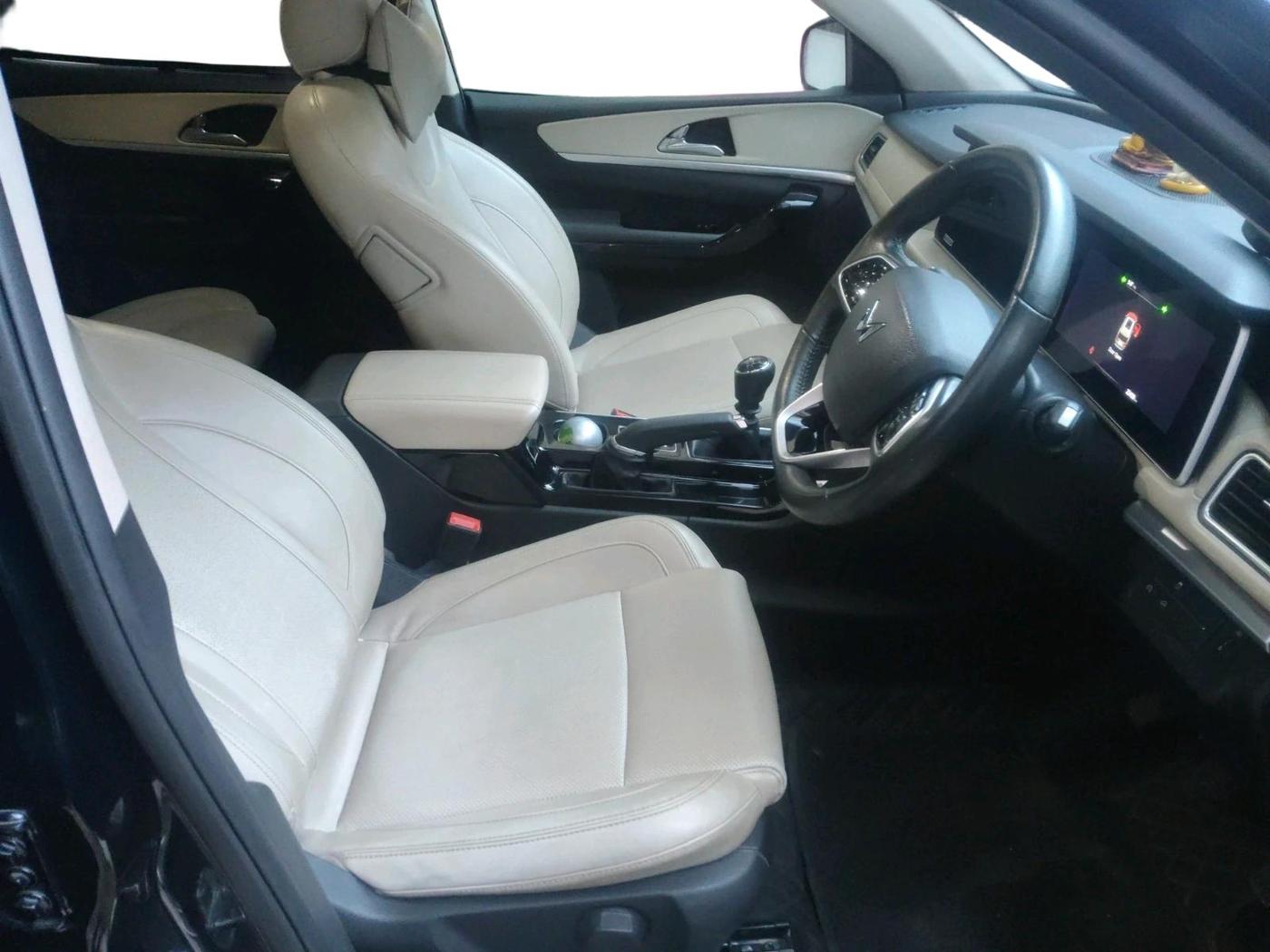 2023 Mahindra XUV700 AX 7 P MT 7 STR, Petrol, Manual, 22,409 km, interior