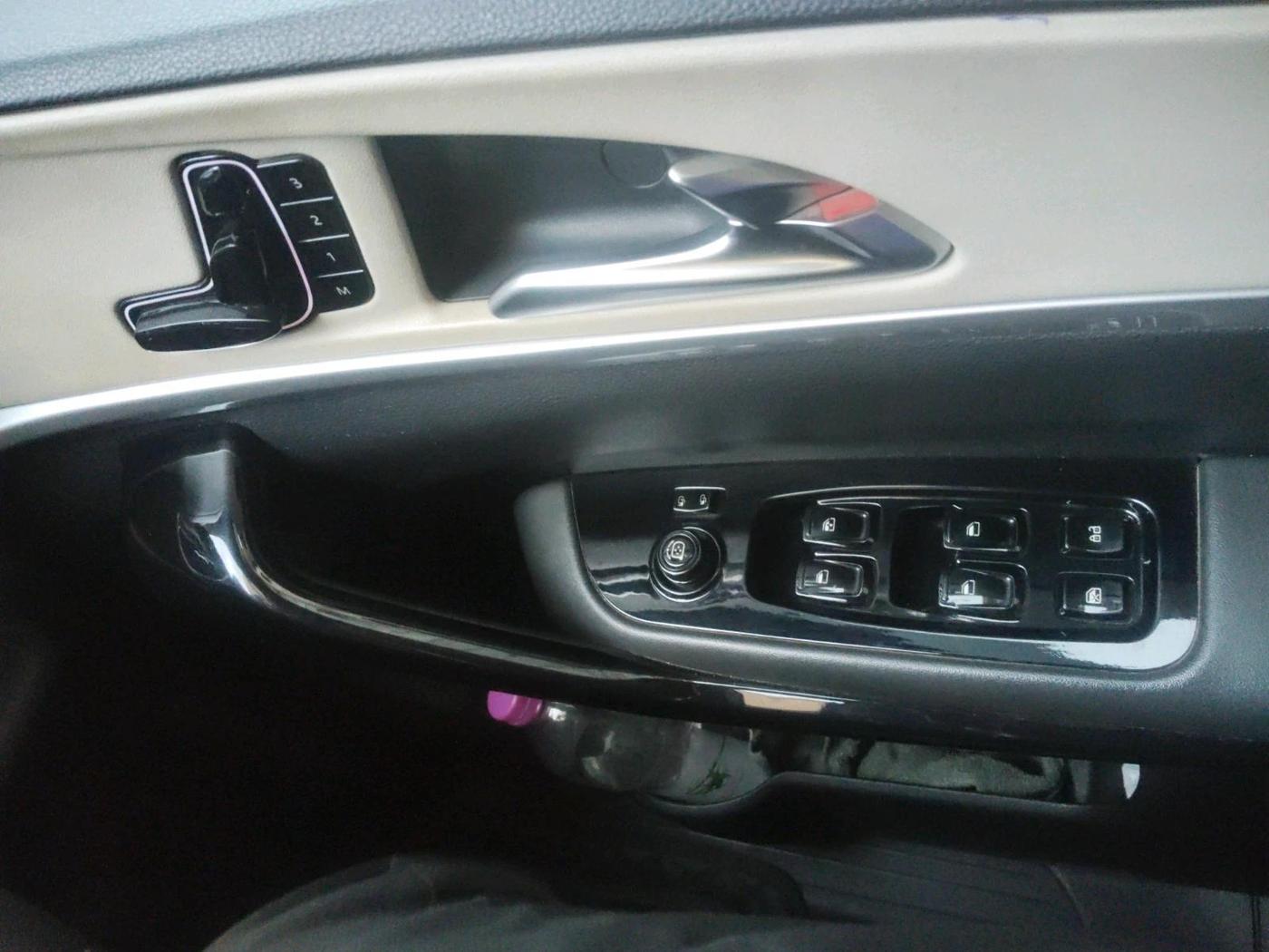 2023 Mahindra XUV700 AX 7 P MT 7 STR, Petrol, Manual, 22,409 km, interior