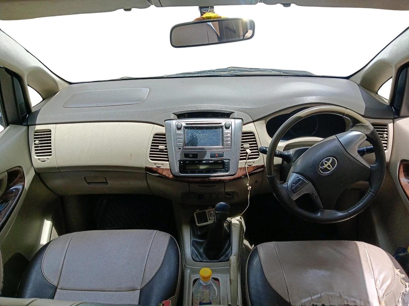 2014 Toyota Innova 2.5 VX 8 STR, Diesel, Manual, 78,759 km, interior