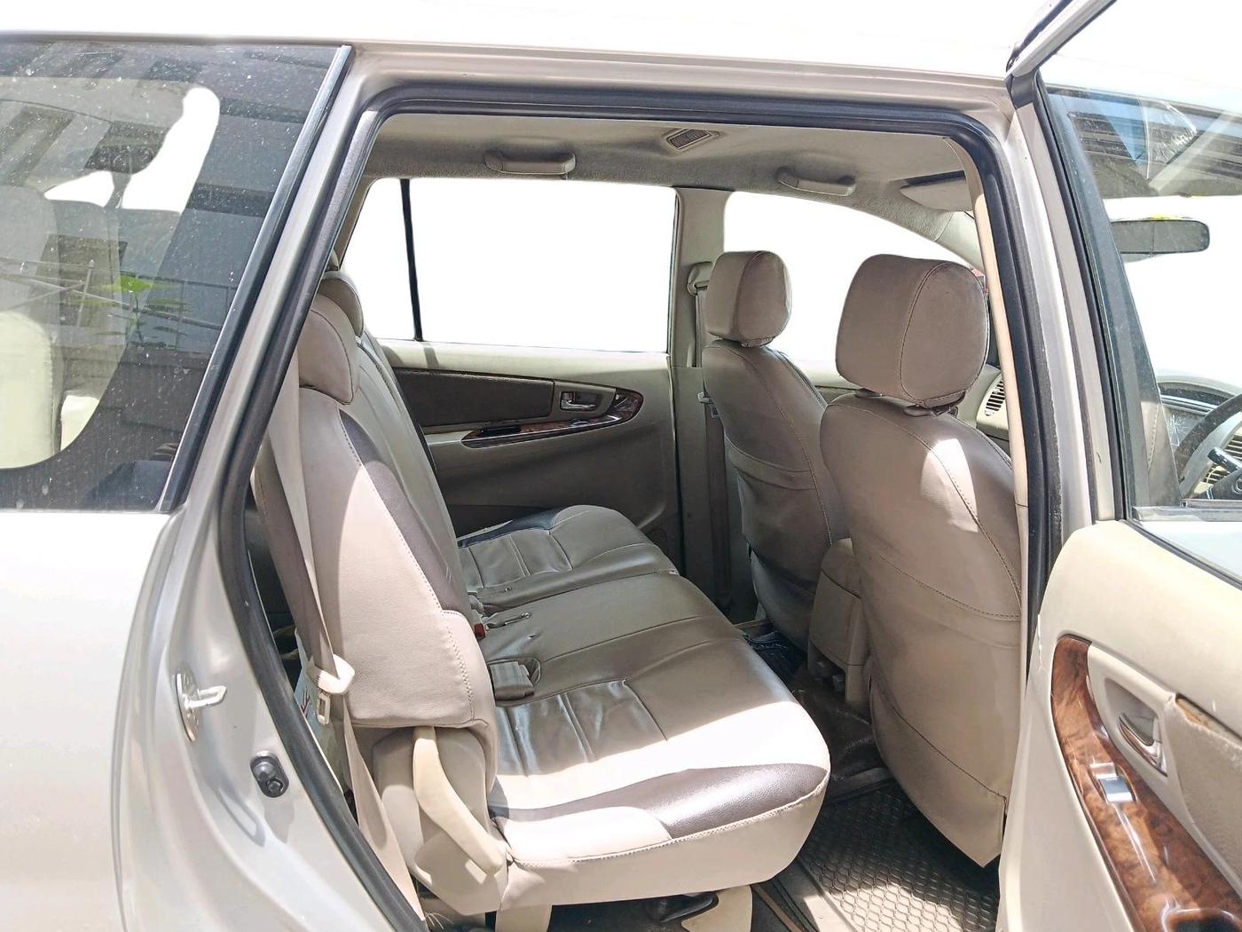 2014 Toyota Innova 2.5 VX 8 STR, Diesel, Manual, 78,759 km, interior