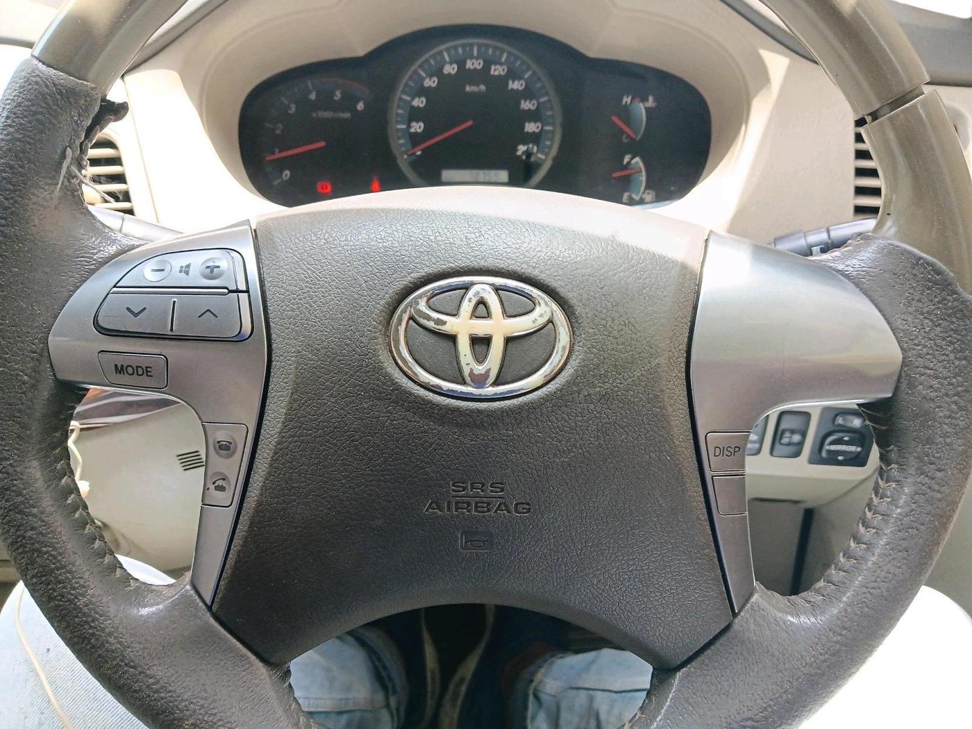 2014 Toyota Innova 2.5 VX 8 STR, Diesel, Manual, 78,759 km, interior