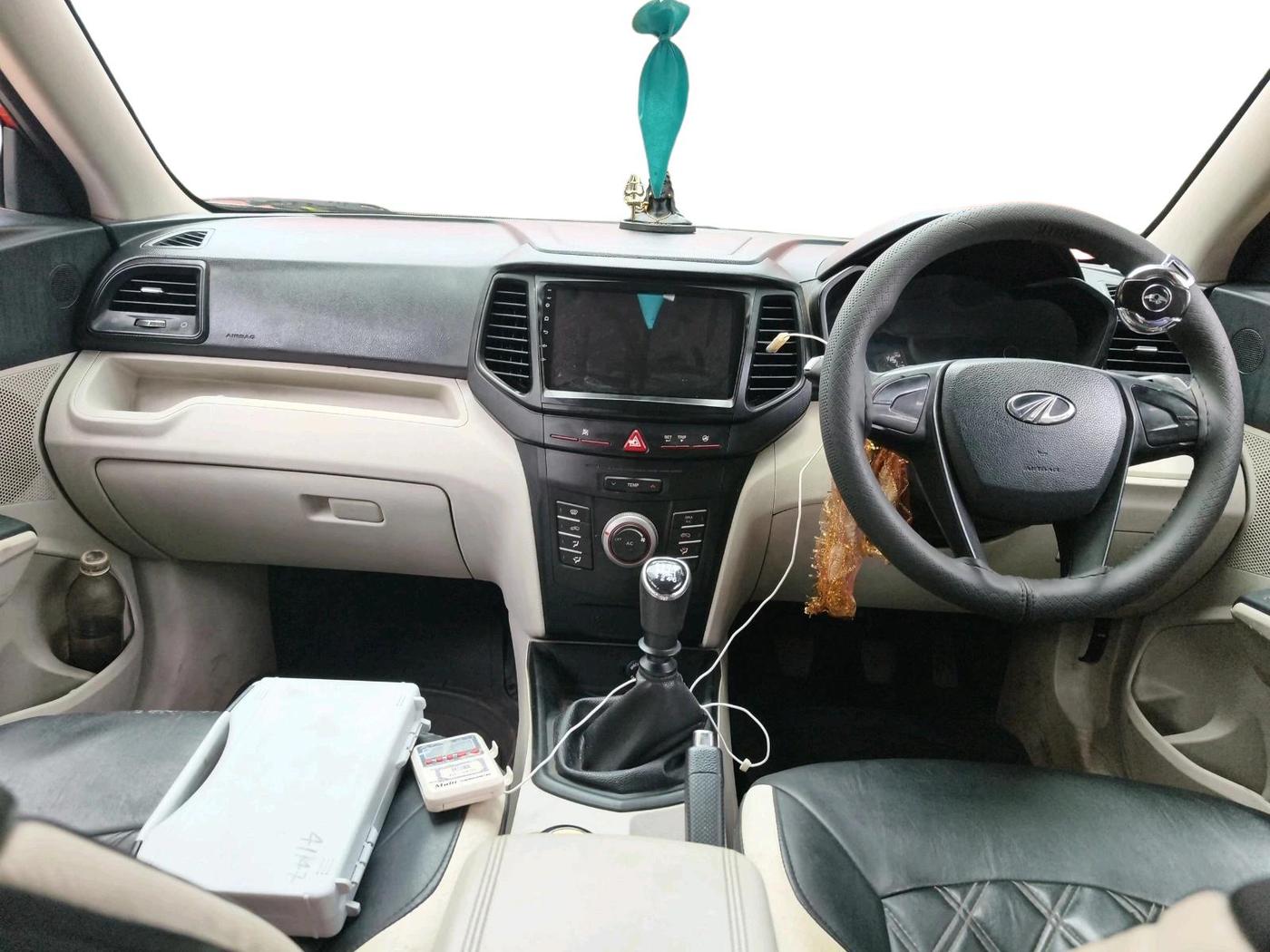 2019 Mahindra XUV300 W4 1.2 PETROL, Petrol, Manual, 76,867 km, interior