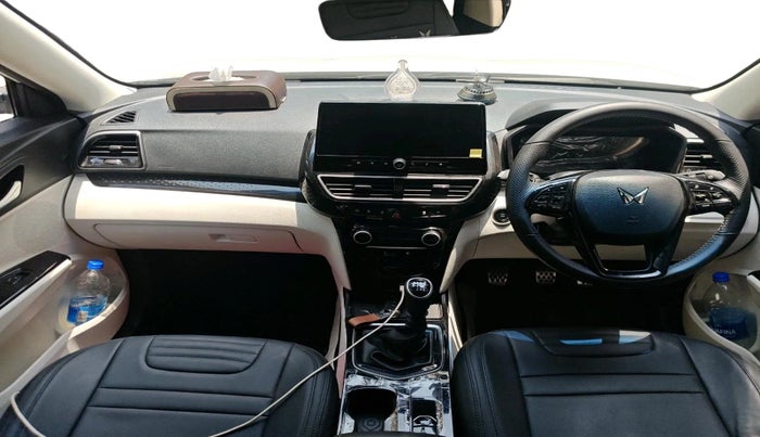 2025 Mahindra XUV 3XO AX5L 1.2 TGDi, Petrol, Manual, 2,720 km, interior