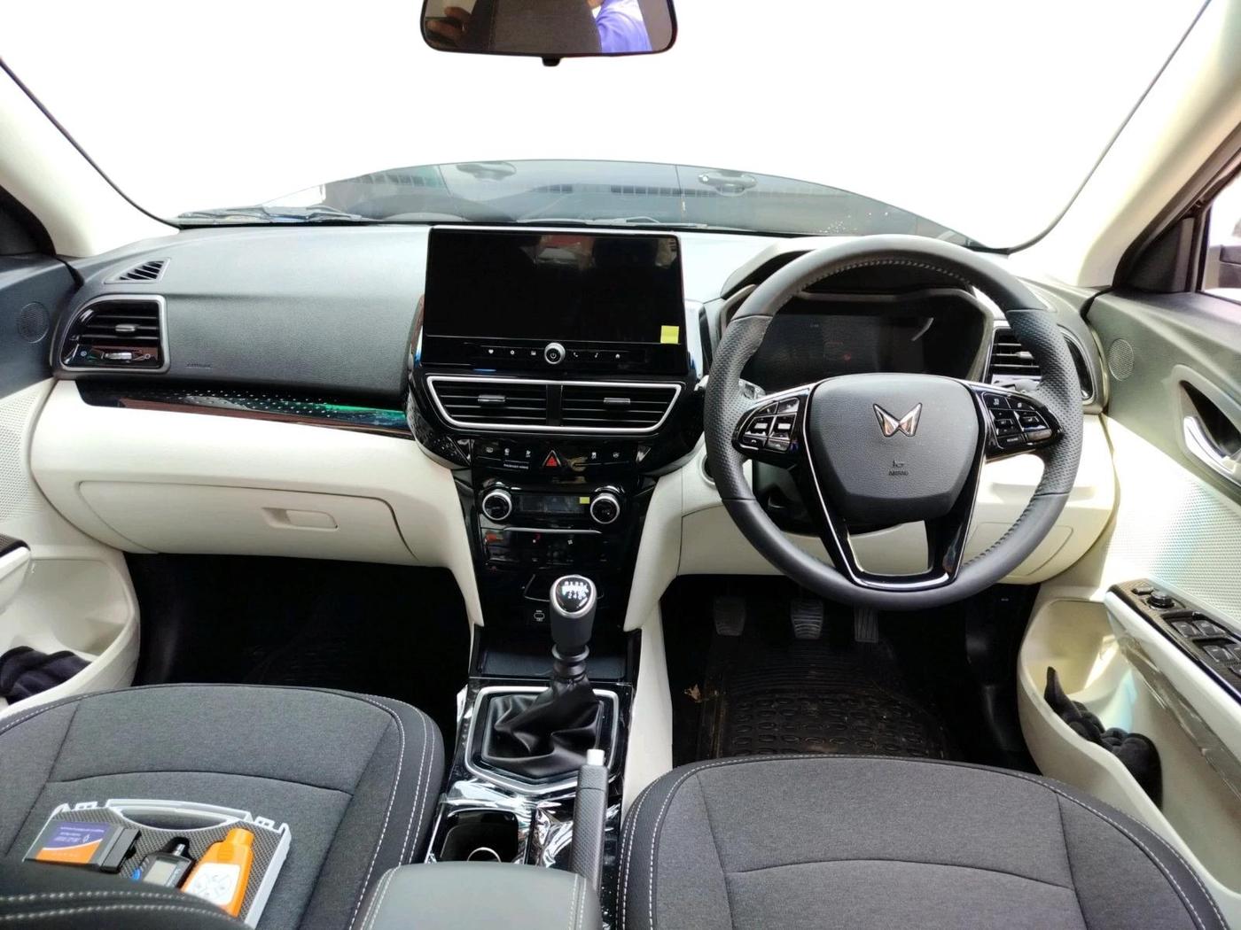 2026 Mahindra XUV 3XO AX5 1.2 L TCMPFi, Petrol, Manual, 401 km, interior