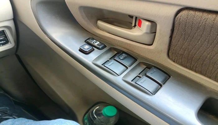 2014 Toyota Innova 2.5 GX 8 STR, Diesel, Manual, 1,63,573 km, interior