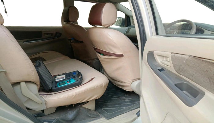 2014 Toyota Innova 2.5 GX 8 STR, Diesel, Manual, 1,63,573 km, interior