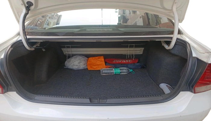 2011 Volkswagen Vento HIGHLINE 1.6 MPI, Petrol, Manual, 1,17,411 km, exterior