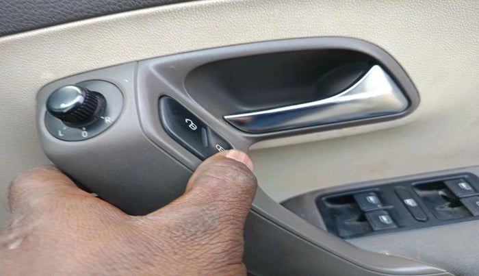 2011 Volkswagen Vento HIGHLINE 1.6 MPI, Petrol, Manual, 1,17,411 km, interior