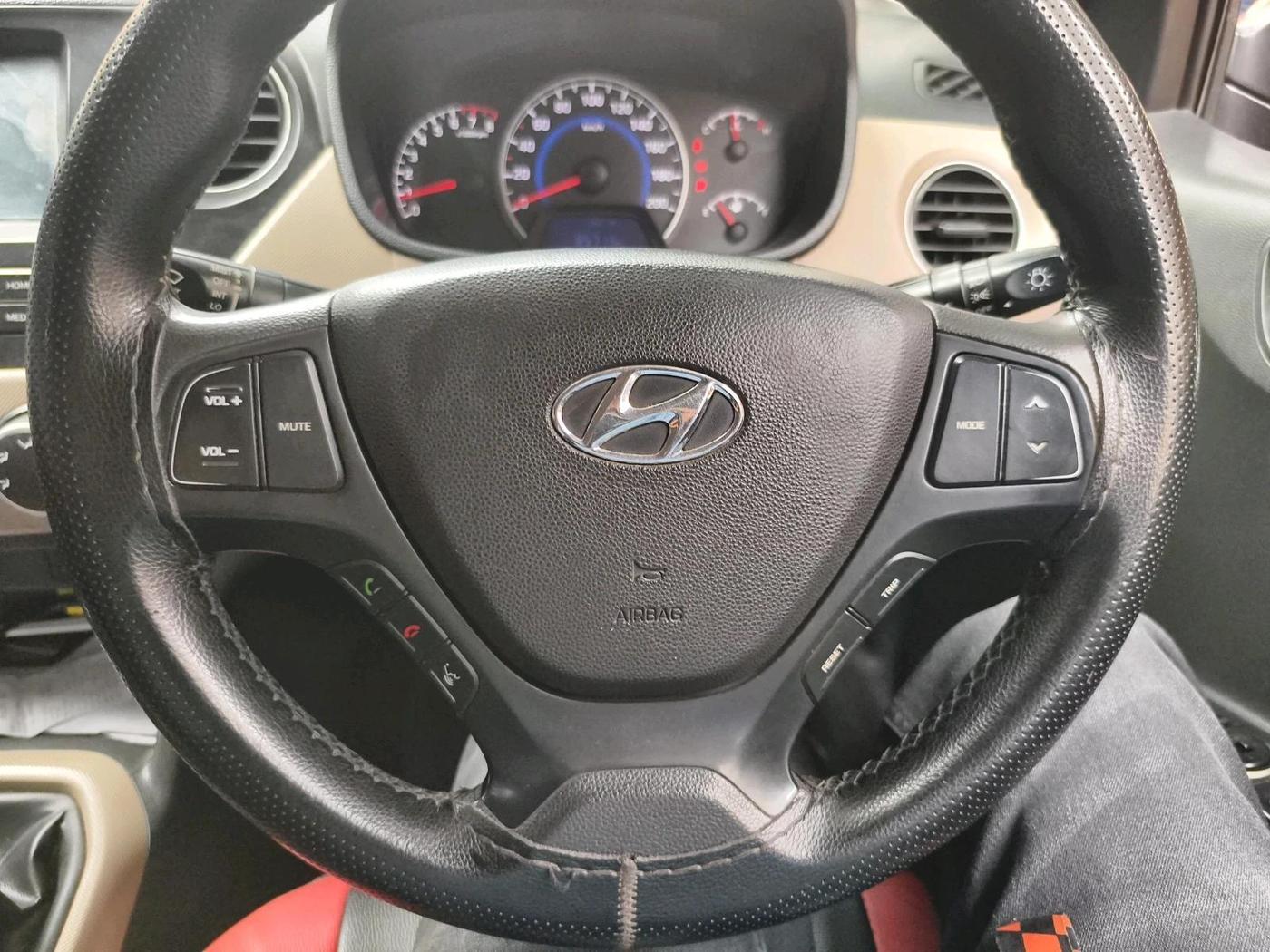 2017 Hyundai Grand i10 SPORTZ (O) 1.2 KAPPA VTVT, Petrol, Manual, 95,430 km, interior