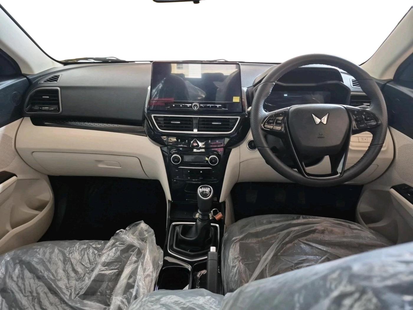 2025 Mahindra XUV 3XO AX5 1.2 L TCMPFi, Petrol, Manual, 5,376 km, interior