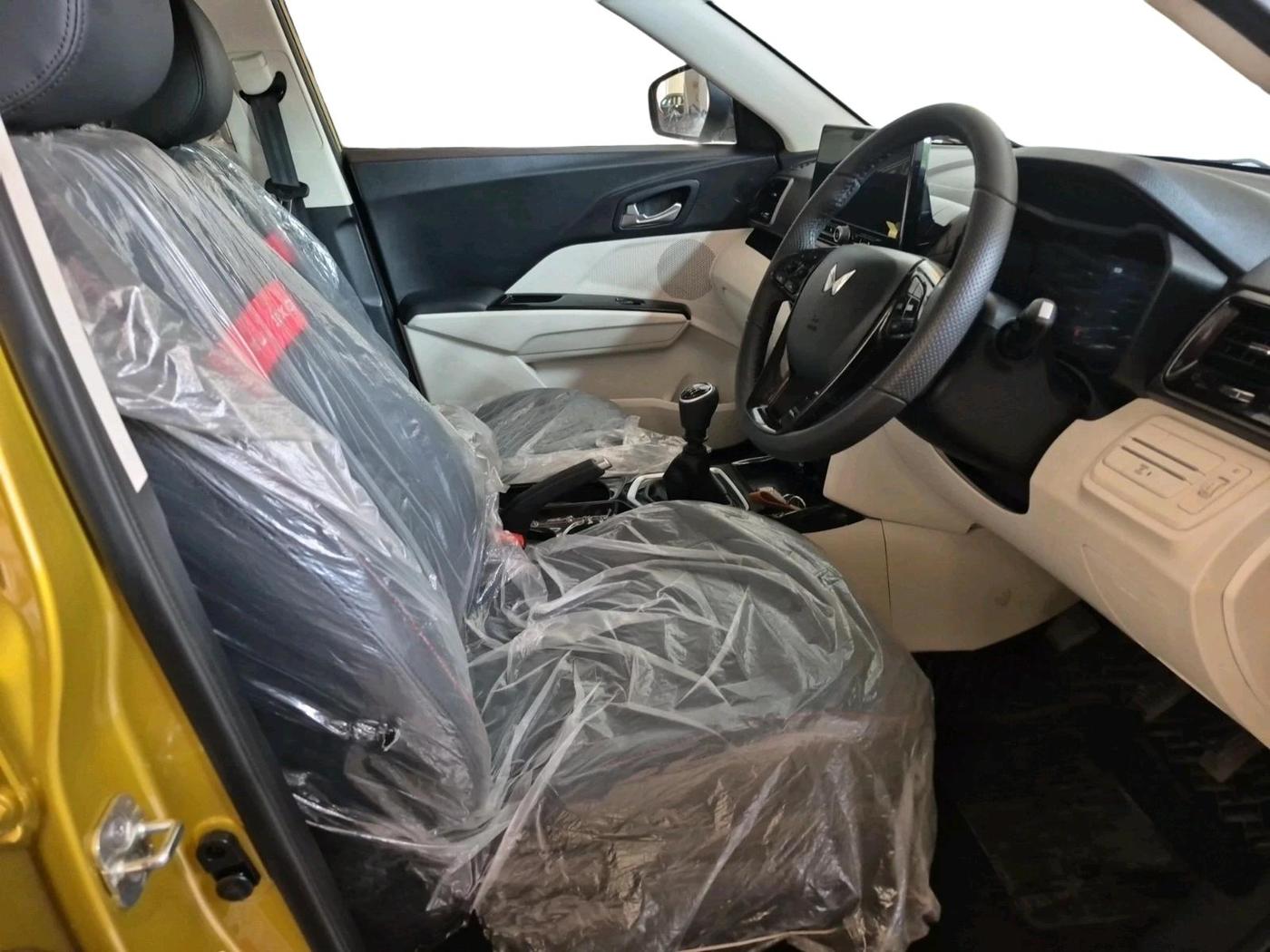 2025 Mahindra XUV 3XO AX5 1.2 L TCMPFi, Petrol, Manual, 5,376 km, interior