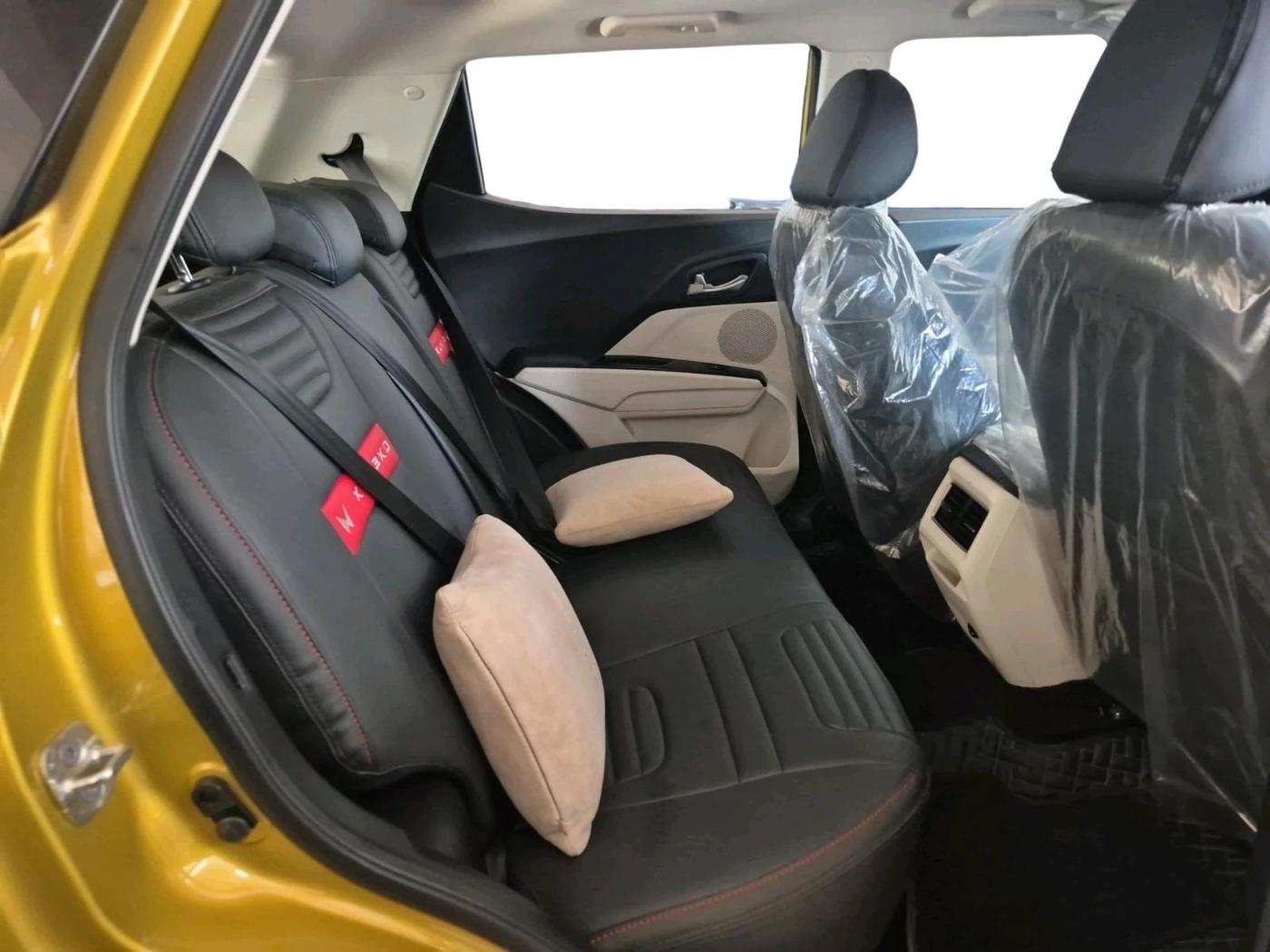 2025 Mahindra XUV 3XO AX5 1.2 L TCMPFi, Petrol, Manual, 5,376 km, interior