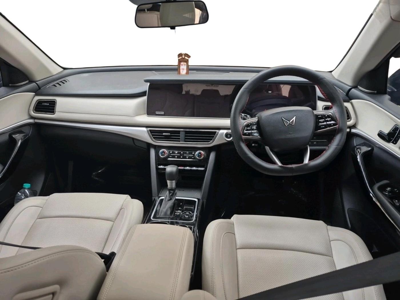 2024 Mahindra XUV700 AX 7 LUXURY P AT 7 STR, Petrol, Automatic, 14,412 km, interior