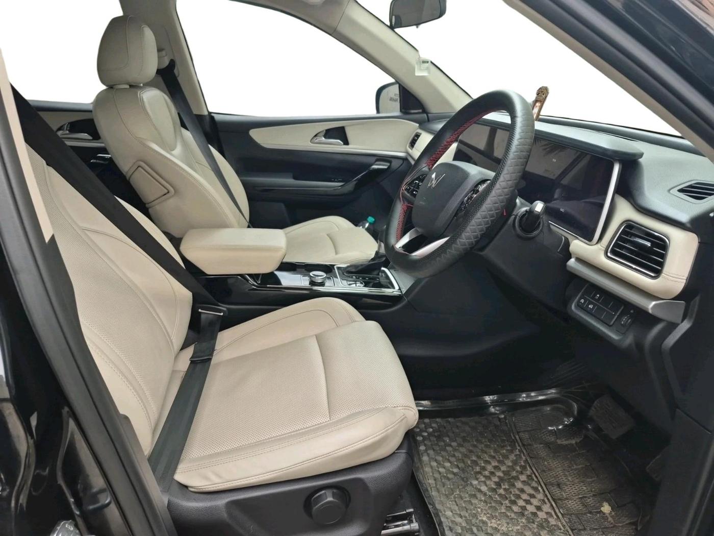 2024 Mahindra XUV700 AX 7 LUXURY P AT 7 STR, Petrol, Automatic, 14,412 km, interior