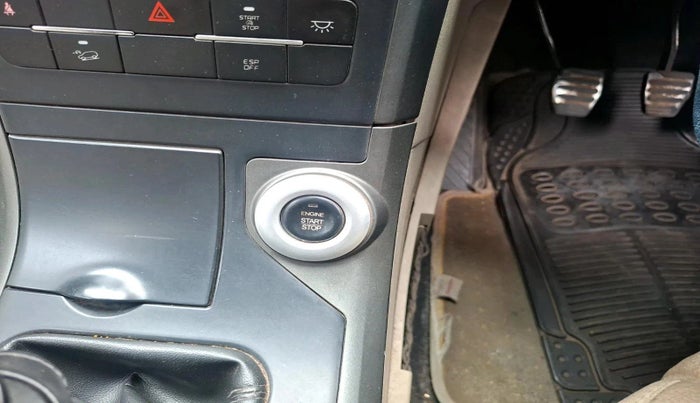 2016 Mahindra XUV500 W10, Diesel, Manual, 1,48,877 km, interior