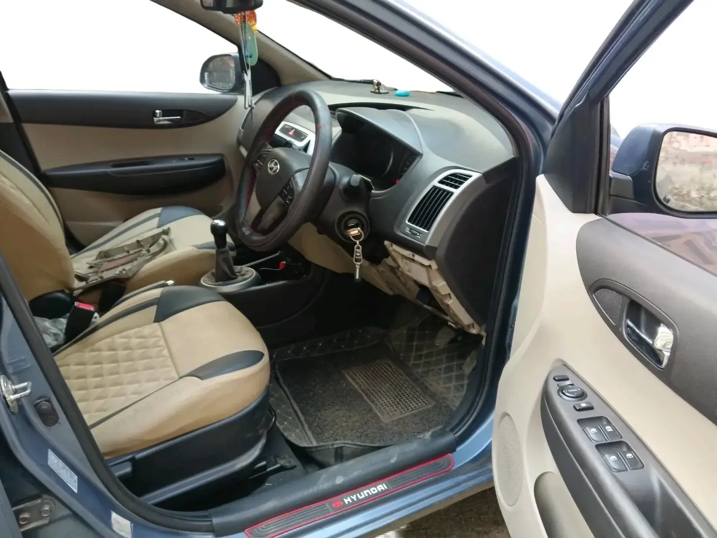 2013 Hyundai i20 SPORTZ 1.2, Petrol, Manual, 82,434 km, interior