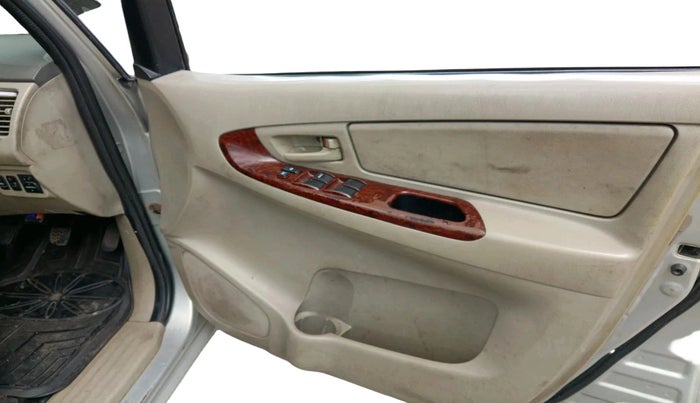 2010 Toyota Innova G1 2.5, Diesel, Manual, 1,88,976 km, interior