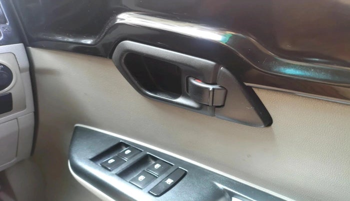 2016 Mahindra Kuv100 K6 6 STR, Petrol, Manual, 80,467 km, interior